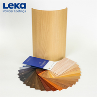 Esta recubrimiento en polvo con textura realista de madera de nogal ofrece una apariencia cálida y natural para escritorios y mesas de oficina ejecutiva.