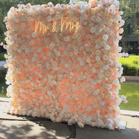 Toile de fond murale MoKtong blanche et dorée avec fleurs 5D, roses en soie réalistes et verdure artificielle pour la décoration de scène de salle de banquet
