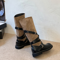 Damen Patchwork Kniehohe Stiefel aus Kunstleder und Wildleder mit Runder Spitze, Flachem Absatz und Mehrfach-Schnallenriemen im Western-Stil für den Alltag