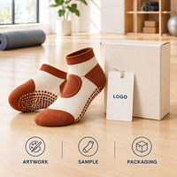 Chaussettes de yoga respirantes en maille, couleur crème rouille, avec blocs de couleur, antidérapantes, pour studio, ajustement flexible, couverture directionnelle, construction à bout plat