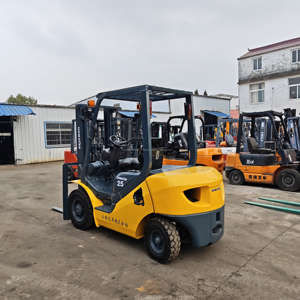 Montacargas Usado Komatsu de 2.5 Toneladas con Motor de Combustión Interna - Buen Estado, Bajo Precio, Tracción Delantera, Operación Sentado, Terreno Todoterreno, Horquillas de 2m - Product Image 2