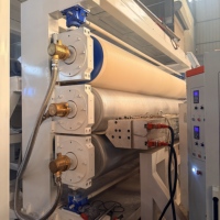 Ligne de production de bannières flexibles en PVC nouvelle génération avec contrôle par écran tactile PLC, système de surveillance à distance à double vis et plaques CE