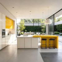 Meuble de cuisine moderne et contemporain avec îlot central jaune vif et blanc, fours encastrés, bordure de panneau de qualité ENF, emballage KDPacking