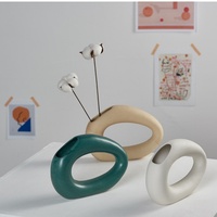 Vase de table moderne en céramique blanche avec glaçure mate - Structure unique en boucle pour plantes hydroponiques et tiges séchées pour la décoration intérieure