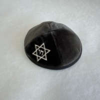 Kippah de Terciopelo Alemán Personalizada, Samtkippa Judía con Logotipo Bordado, Yarmulke Personalizada, Gorro Judío para Boda
