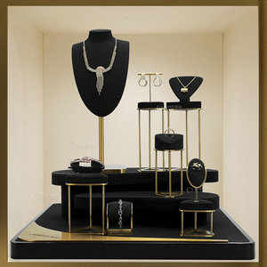 Présentoirs à bijoux personnalisés de haute qualité ensemble de présentoirs pour bijoux en cuir noir en métal et diamants en vente - Product Image 4