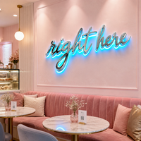 Enseigne lumineuse Halo 3D en miroir argenté avec lettres cursives cyan et rétroéclairage LED pour la décoration murale de la maison, du salon, du café, de la boutique ou du magasin.