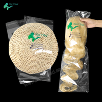 Sacs d'emballage transparents personnalisés avec logo pour extensions de cheveux, pour paquets de tresses, avec carte en papier personnalisée et accroche.