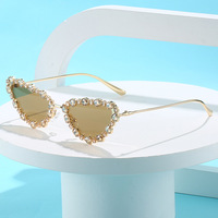 Lunettes de soleil pour femmes, monture papillon triangulaire en métal, lunettes de soleil œil de chat avec strass