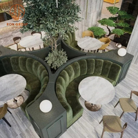Canapé en cuir incurvé avec cadre en bois et table ronde en bois et chaise en rotin pour café