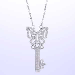 Collana con ciondolo a forma di chiave da donna, catena lunga con intarsi scintillanti, elegante gioiello di moda per tutti i giorni - Product Image 4
