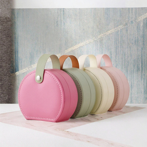 Boîte à bijoux ronde de petite taille en cuir PU avec poignée, doublure en velours, fermeture à bouton, étui de rangement portable pour bijoux de voyage, vente en gros d'usine - Product Image 3