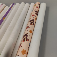Papier d'emballage cadeau de Noël blanc en PVC enduit de haute qualité OEM avec logo personnalisable, rouleaux estampés à chaud, matériaux recyclés