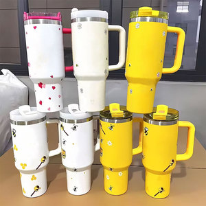 Venta al por mayor: Vaso térmico de 40 oz de la famosa marca, el más vendido, con asa y pajita, diseño de dibujos animados, para viajes al aire libre. - Product Image 2