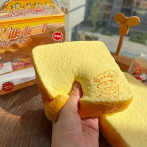Jouet anti-stress souple en forme de pain de lait simulé à récupération lente, jouet sensoriel alimentaire - Product Image 3