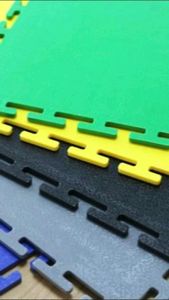 Baldosas de PVC entrelazadas antideslizantes, impermeables y resistentes al desgaste, de instalación por clic, para gimnasios, garajes y áreas de alto tráfico. - Product Image 4