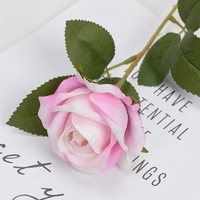 Vente en gros de roses artificielles réalistes en velours de 7 cm, faites à la main, à tige unique, pour la fête des mères, Noël, le Nouvel An