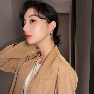 Модные серьги-кольца в виде четырехлистного клевера 2023 темпераментные золотые серьги женские классические серьги в стиле ретро - Product Image 5