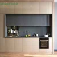 Meuble de cuisine sur mesure de luxe avec éclairage intelligent à capteur et quincaillerie à fermeture douce
