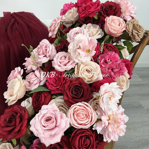 Composition florale rose vif pour centre de table de mariage, rangée de roses, décoration de table avec fleurs rouges, chemin de table - Product Image 4