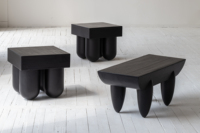 Tabourets et chaises en pin blanc recyclé Wabi Sabi, table basse contemporaine noire, table basse carrée