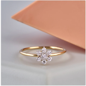 Anillo de diamantes de margaritas de estilo vintage con delicado arreglo de pétalos y piedras brillantes para un atractivo clásico de la India - Product Image 4