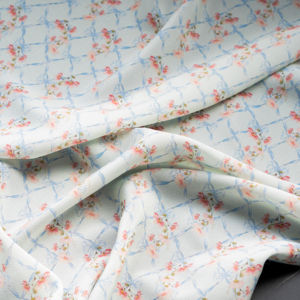 100% soie tissu rose pastel à bleu dégradé avec motif géométrique floral idéal pour les vêtements de printemps/été des femmes - Product Image 1