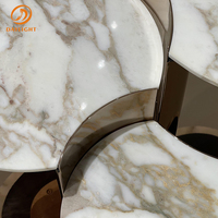 Table d'appoint moderne de luxe à 3 niveaux avec dessus circulaire en marbre blanc et base métallique intégrée haute brillance, table d'appoint sculpturale