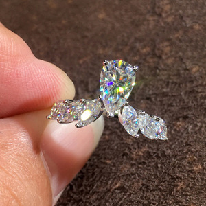 Anello a Goccia a Forma di Pera per Donne, Elegante Accessorio da Dito per Proposte e Feste, Regalo di Moda - Product Image 1