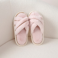 Semelle extérieure intérieure EVA Design croisé de luxe moelleux pour pantoufles pour femmes Nouvelle peluche intérieure floue avec fonction antidérapante pour l'été Wa