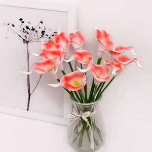 Vente en gros Mini Calla Lilies Fleurs <span class=keywords><strong>de</strong></span> tulipes artificielles réalistes Bulbes <span class=keywords><strong>de</strong></span> <span class=keywords><strong>lys</strong></span> en PU au toucher réel pour la décoration <span class=keywords><strong>de</strong></span> la Saint-Valentin - Product Image 3