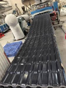 Tejas de Techo de Resina Sintética de PVC Corrugado Estilo Español Pingyuan R1050 - Láminas para Techos de Villas Resistentes al Agua, a los Rayos UV y Duraderas - Product Image 1