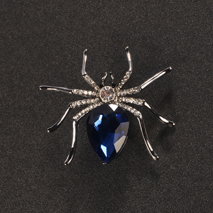 Broche araignée tendance pour femme avec strass multicolores - Product Image 6