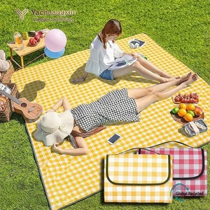 Tapete de Picnic Plegable a Cuadros Amarillos con Asa, Tapete de Camping Impermeable para Exteriores, Tapete para Césped, Forma Rectangular, Uso en Todas las Estaciones - Product Image 4