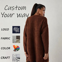 Cardigan long élégant en maille douce et confortable, coupe oversize à épaules tombantes, col en V, effet duveteux, avec poches pour femme
