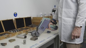 Analizador portátil de metales preciosos y minerales XRF de mano Instrumento de medición y análisis portátil multielemento - Product Image 3