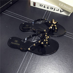 Nouveau européen et américain Clip-On Flip Flop femmes plat polyvalent plage été décontracté mode Stud Bow sandales - Product Image 6