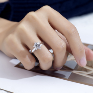 Anillo de diamantes redondos de oro blanco de 18 quilates Messi Jewelry MSR-1423 para mujer - Product Image 4