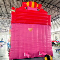 Toboggan gonflable avec filet de sécurité, parois hautes et tapis de réception souple pour enfants, idéal pour événements extérieurs, carnavals, écoles et locations de fêtes