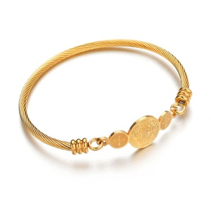 Pulsera de titanio y acero inoxidable personalizada en oro rosa al por mayor, brazalete ajustable con cable para mujer, joyería con dijes religiosos - Product Image 3