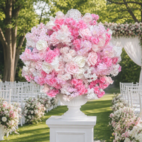 Centerpiece bunga pernikahan warna biru dusty dan oranye terang, terbuat dari sutra hydrangea dan mawar dengan dudukan logam emas untuk dekorasi lorong rumput.