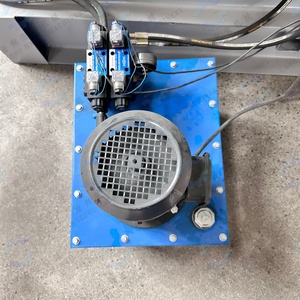 Machine de formage à rouleaux automatique pour panneaux métalliques en W à grande vitesse, pour barrières de sécurité routières, avec moteur à boîte de vitesses, PLC et pompe - Product Image 2