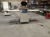 Prix de gros laminoir à pâte manuel semi-automatique de haute qualité pour rouleau de moulage de croissant coupé en stock