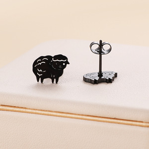 Accessoire de mode, clous d'oreilles en acier titane 316L en forme de mouton, disponibles en trois couleurs, stock d'usine - Product Image 4