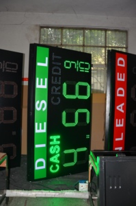 Placa de Preço de Combustível LED para Exterior, 7 Segmentos, 888 9/10, para Diesel Regular, com opções de 15, 18, 20, 22, 24, 32 e 18 polegadas, e opções de pagamento em dinheiro/cartão. - Product Image 3