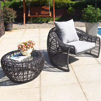 Ensemble de meubles de jardin en rotin imperméable et durable, avec une chaise individuelle et une table basse