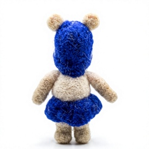 Ours en feutre tricoté à la main, écologique, avec robe bleue et écharpe, décoration murale traditionnelle de Noël, petite taille pour intérieur - Product Image 4
