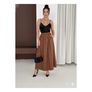 Jupe drapée marron pour femme avec poches latérales, tissu aspect cuir, longueur 95 cm, à porter en toutes saisons - Product Image 1