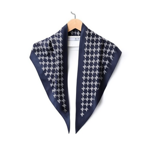 Sciarpa Triangolare Geometrica Ziyan 135x60cm, Accessorio Moda Multifunzionale per Donna, Adatta a Tutte le Stagioni - Product Image 1