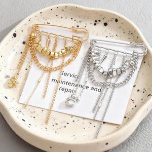 Broche de Clip de Papel Plateado Triturado con Cadena, Borla y Remaches - Accesorio de Moda <span class=keywords><strong>para</strong></span> Solapa de Blazer - Product Image 2